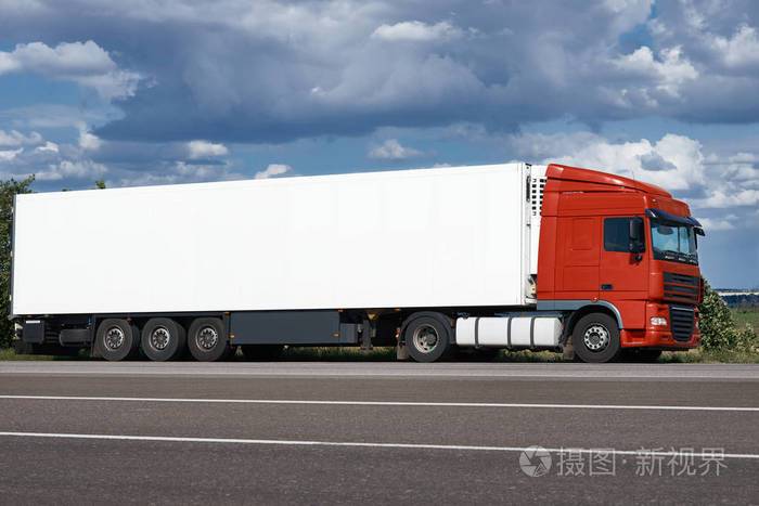 道路与白色的空容器蓝蓝的天空货物运输概念上卡车